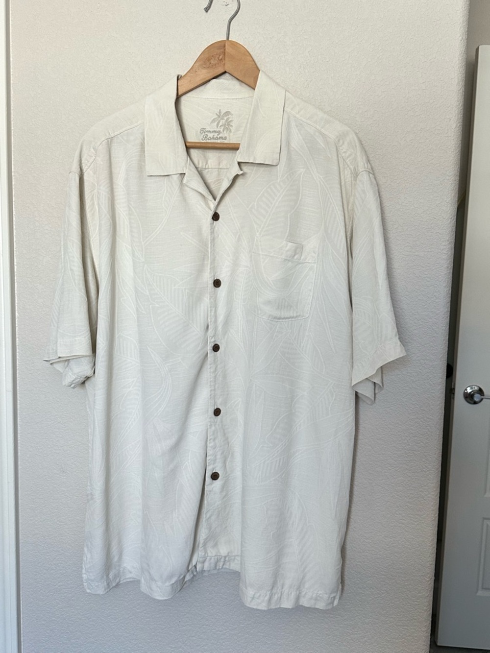 Tommy Bahama 100% Silk Camp Shirt Ivory XL Hawaiian Aloha Button Front‎